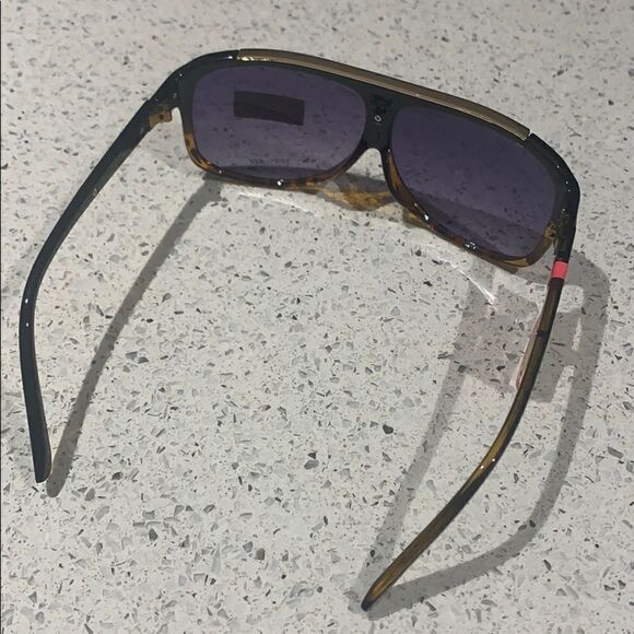 Betsey Johnson sunglases main image 3